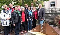 Enthüllung Marie-Juchcz-Denkmal - Das Bild zeigt die Bezirksvorstandschaft zusammen mit Regensburgs Bürgermeisterin Gertrud Maltz-Schwarzfischer beim Marie-Juchacz-Denkmal vor der AWO Bezirksgeschäftsstelle.