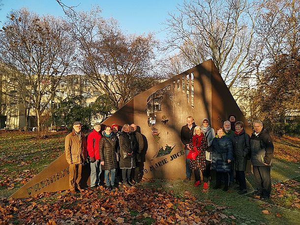 Sonderkonferenz 2020 - Das Bild zeigt die Delegation des AWO Bezirksverbandes Niederbayern/Oberpfalz e.V. vor dem Marie-Juchacz-Denkmal in Berlin.
