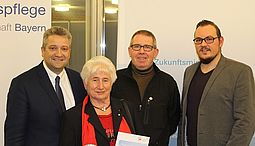 Verleihung Ehrenamtsnachweis 2017 - Das Bild zeigt die Geehrte Frau Cilly Huber-Mendl mit weiteren Vertretern der AWO.