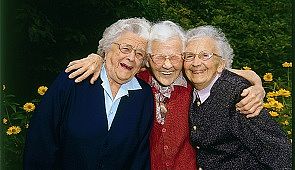 Seniorinnen und Senioren - Das Bild zeigt drei lachende Seniorinnen.