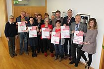 AWO gegen Rassismus - Das Bild zeigt die Vorstandschaft des AWO Bezirksverbandes Niederbayern/Oberpfalz e.V. mit den Plakaten zur Aktion "AWO gegen Rassismus - AWO für Vielfalt!"
