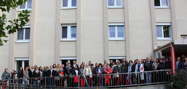 Azubitag 2017 - Das Bild zeigt die Teilnehmer des Azubitags 2017 vor dem AWO Seniorenzentrum Carl Lappy in Regensburg