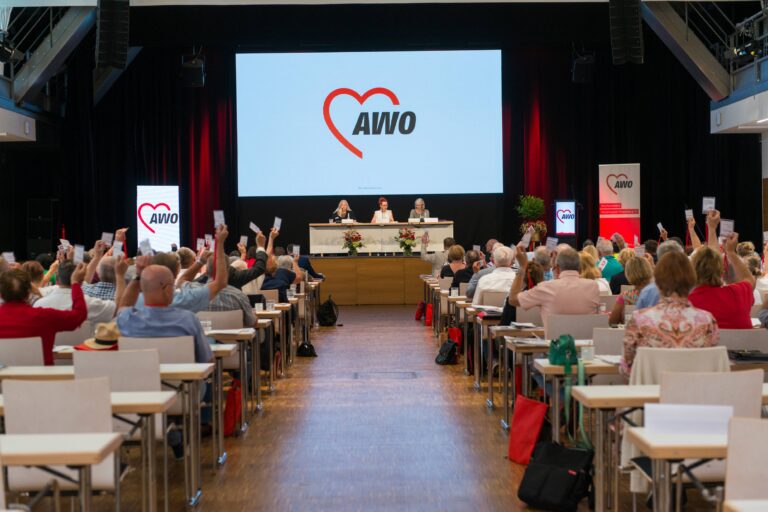 Abstimmung Handzeichen Saal